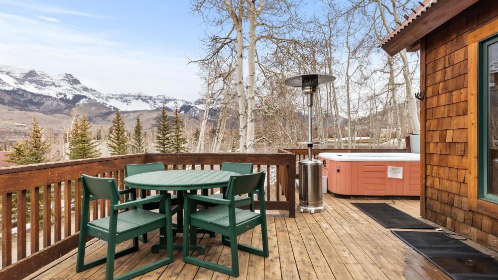 Russell Home by AvantStay Expansive Deck Stunning Views Hot Tub